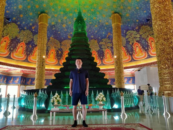 ワット・パクナムの美しい仏塔と天井画