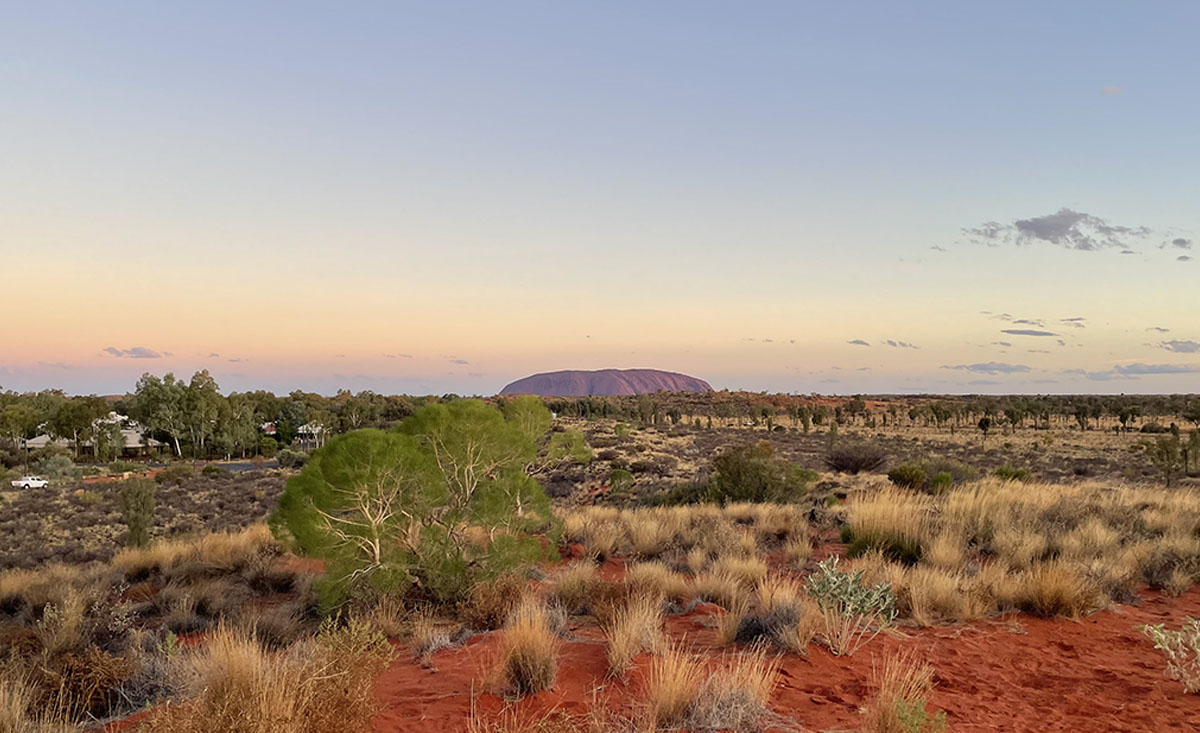 朝焼けに染まるエアーズロック