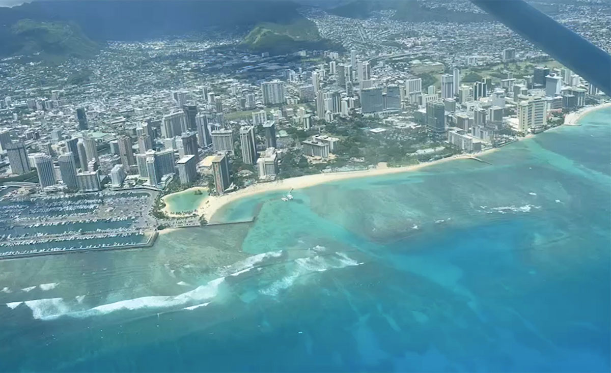 セスナ機から見下ろしたワイキキビーチ