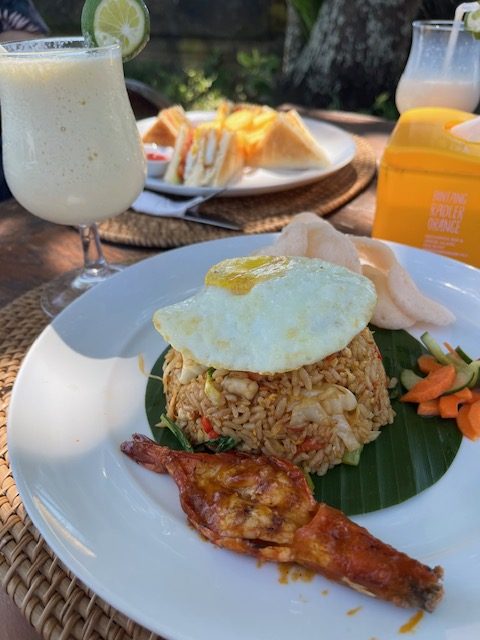 海沿いのレストラン「DE JUKUNG RESTO & BAR TANAH LOT」