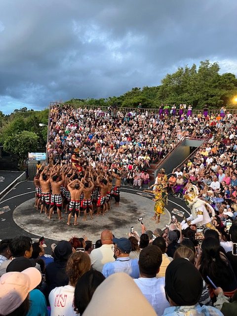 迫力満点のケチャックダンス