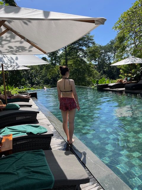 ホテルのプールにて