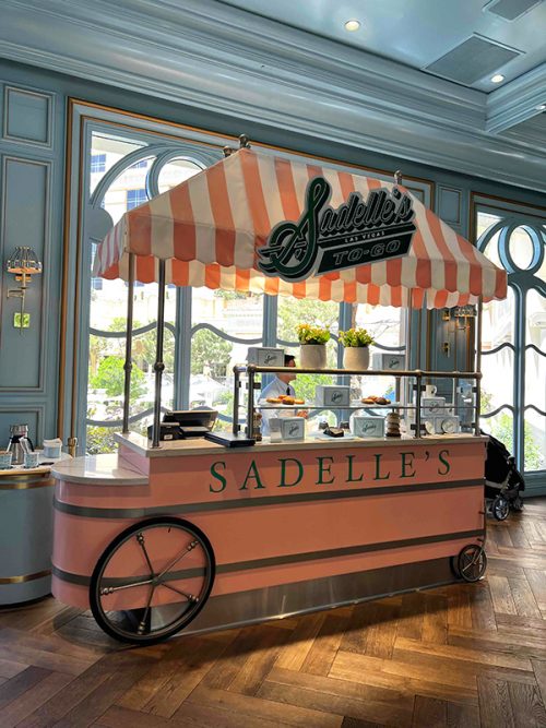 Sadelle'sの入り口のワゴン