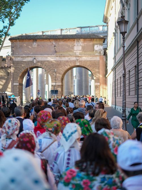 ローマ教皇の謁見に並ぶ人々
