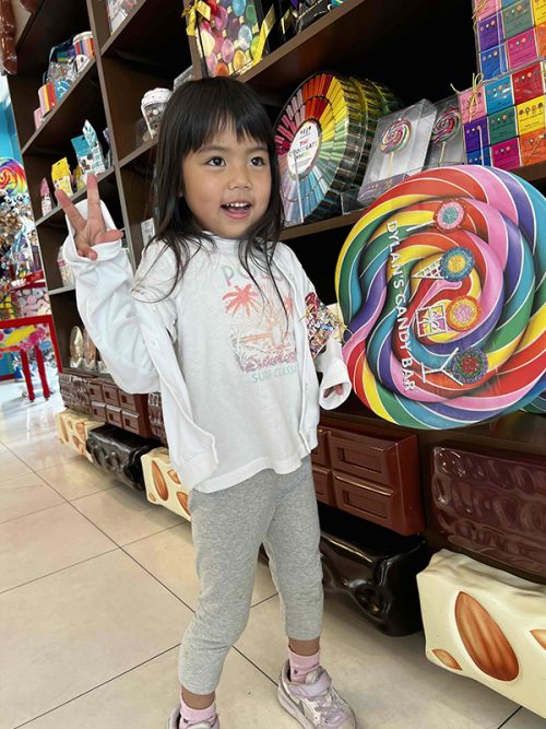 大きなロリポップ!ファーマーズマーケット内のお店にて