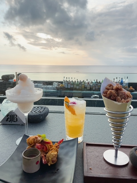 ホテルのホテルのロックバーにて