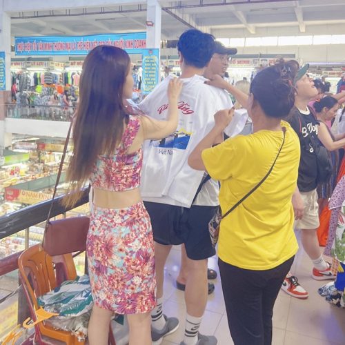 韓国BOYでサイズ確認、お店のおばちゃんも一緒に（笑）