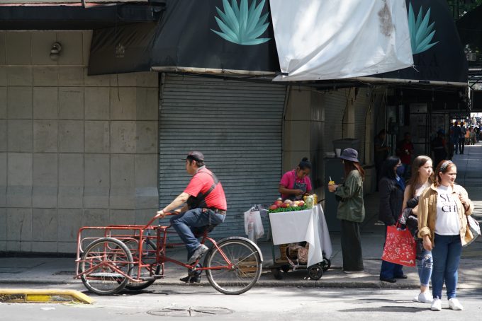 カットフルーツの屋台