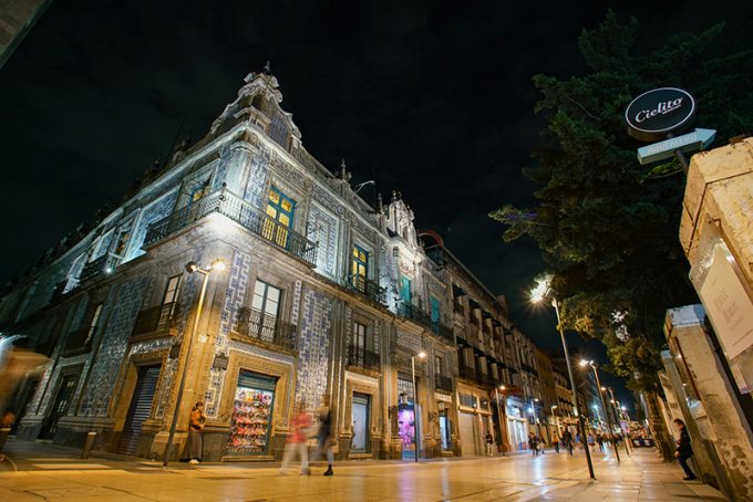 青いタイルの家