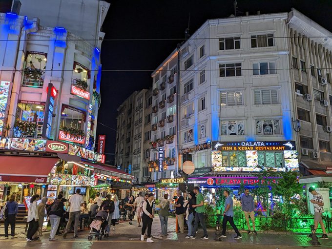 夕食時に撮ったイスタンブール夜の風景