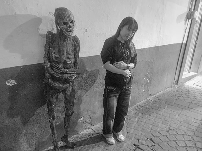 街中のガイコツと