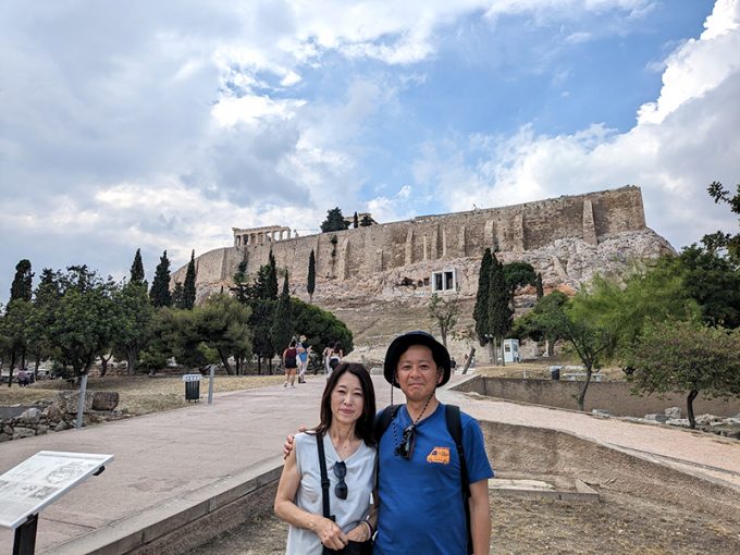 アクロポリスを背景に