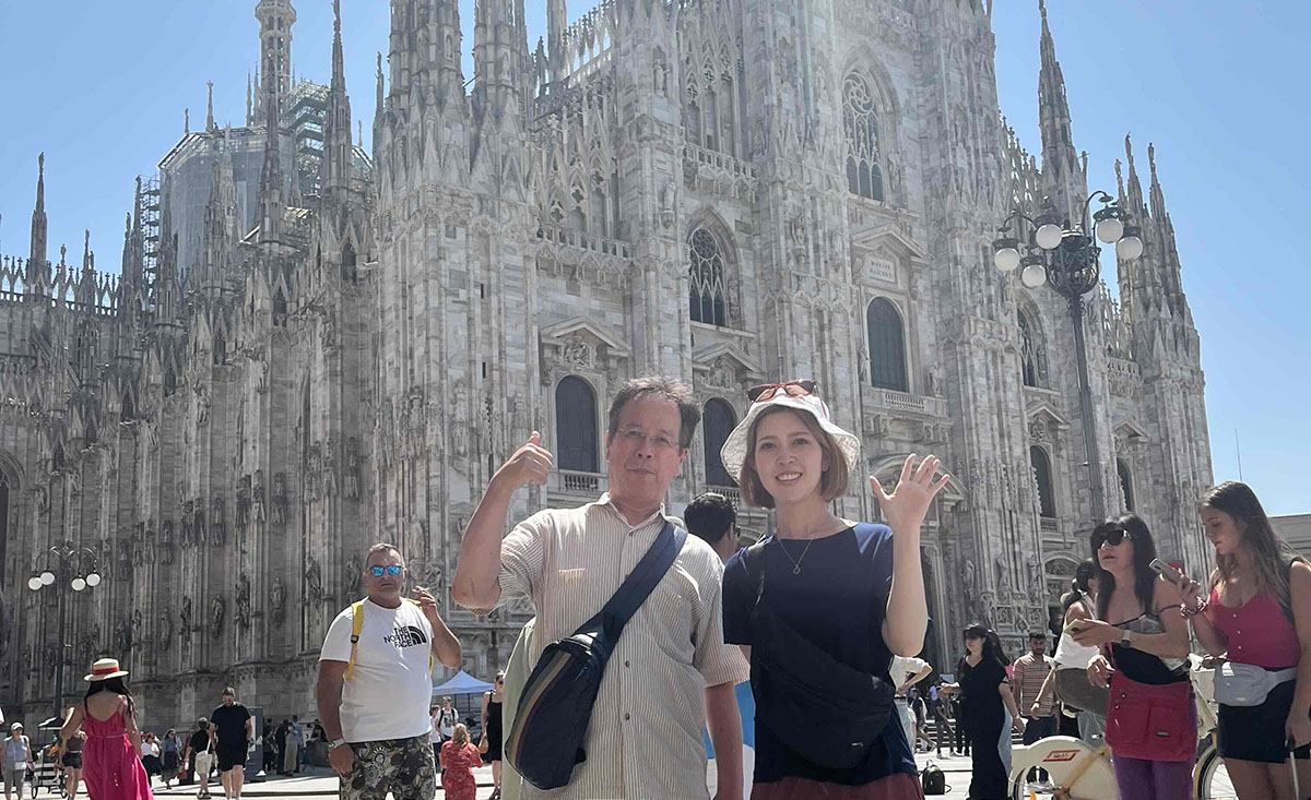 ドゥオーモ（ミラノ大聖堂）を背景に