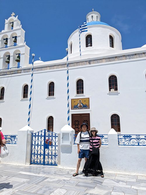 ブルードームの教会前で