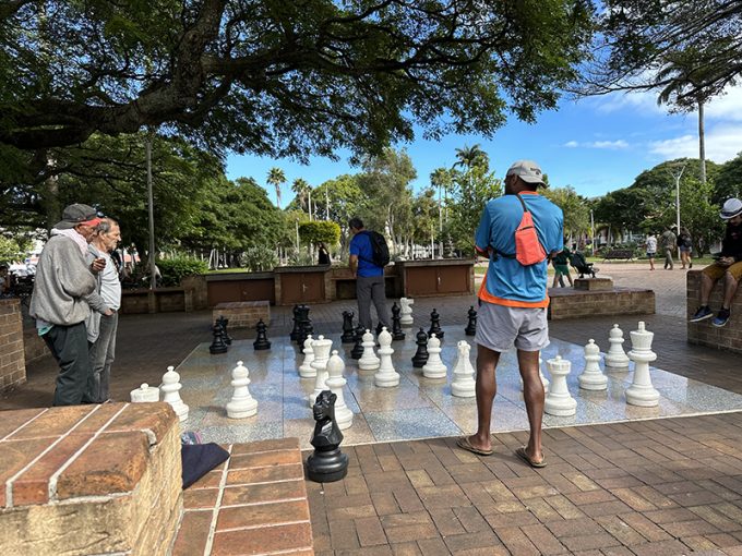 のんびり感満載のココティエ広場でのチェス
