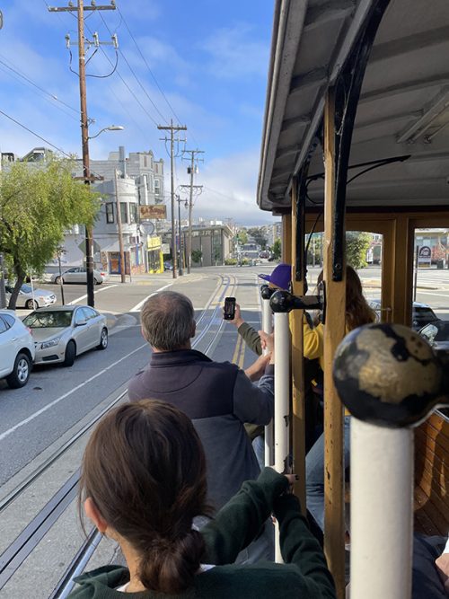 窓がない方で身を乗り出す娘