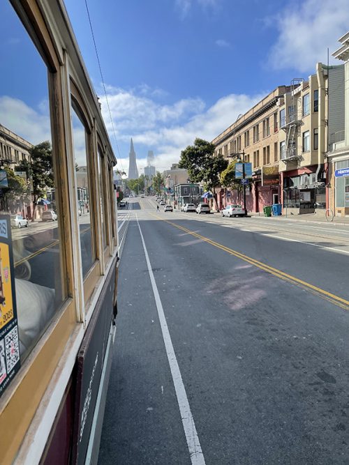 ケーブルカー窓のある方