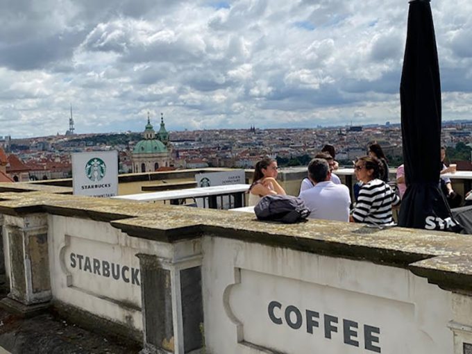 プラハ城にあるStarbucks Coffee Prague Castle