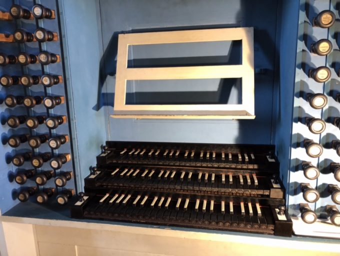 オルガンの裏を見せていただきました