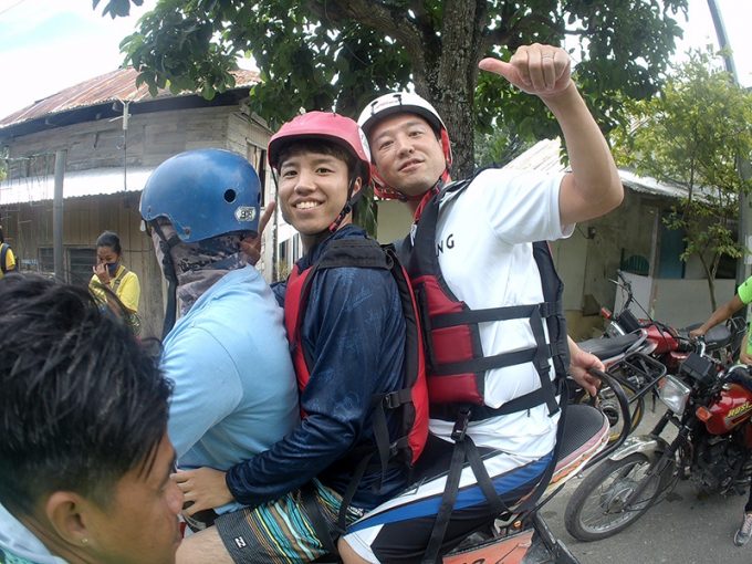 バイクに3人乗り！