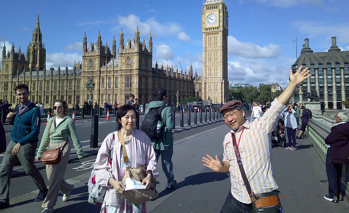 妻とビッグ・ベンを背景に