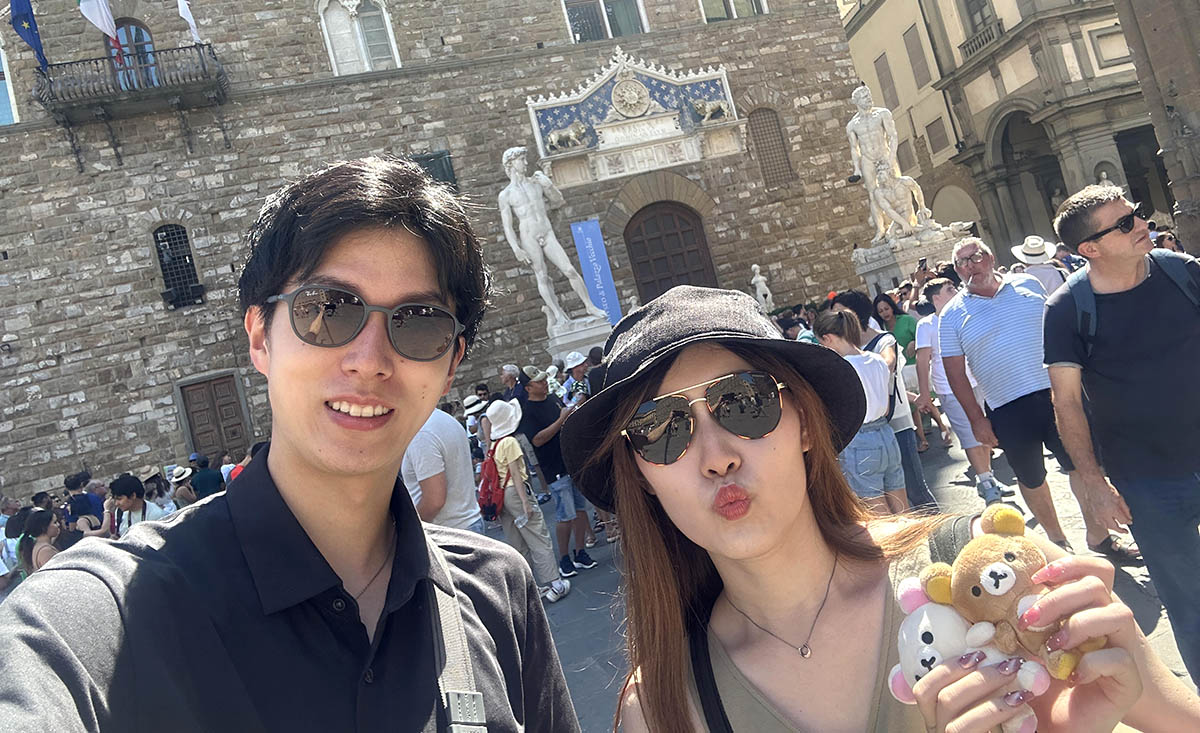 フィレンツェのベッキオ宮殿の前にて