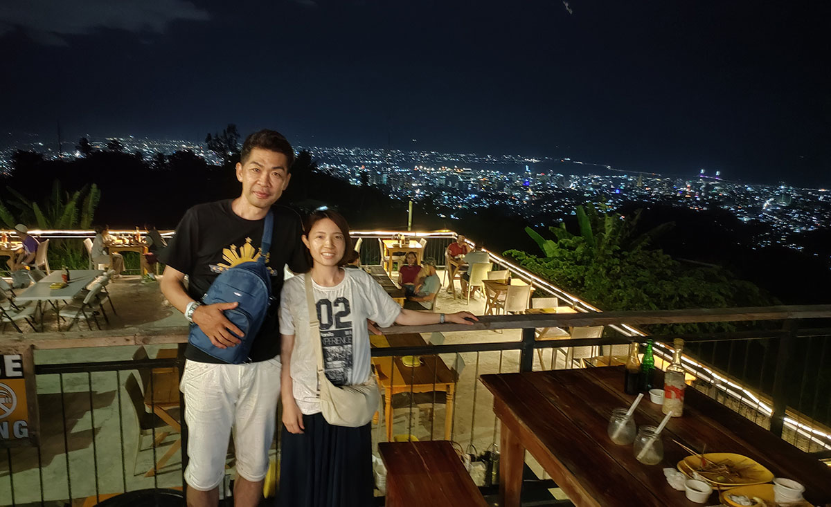夜景が見える屋外BBQレストランにて