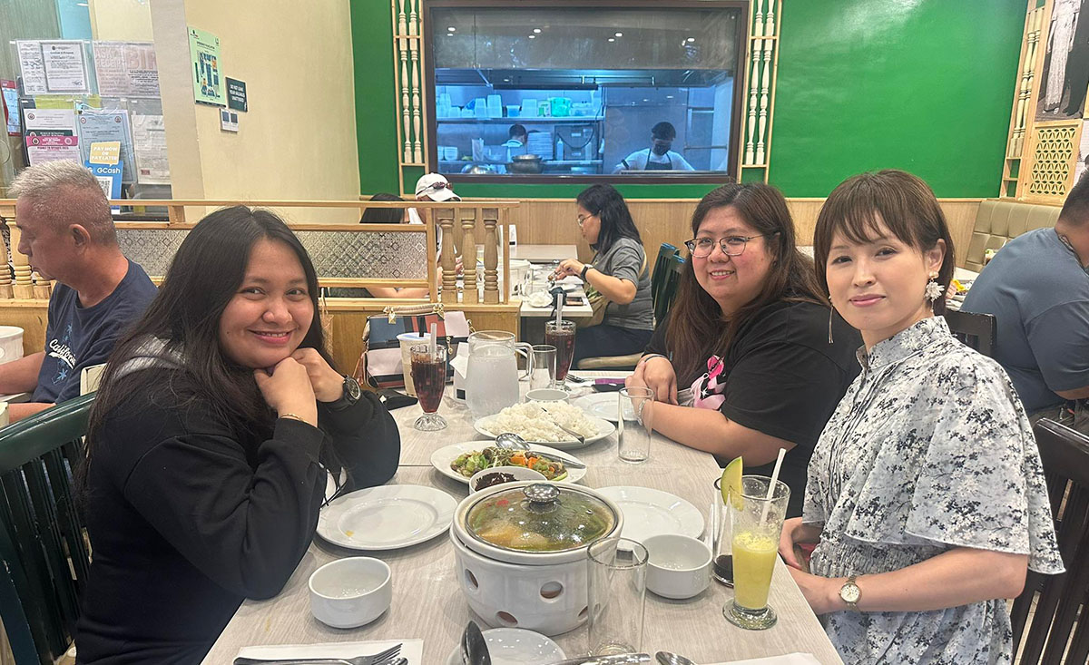 フィリピン料理を現地の友人たちと