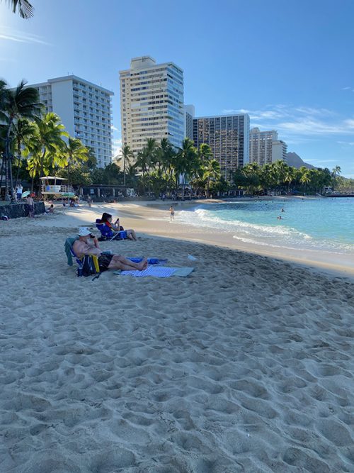 朝のワイキキビーチ