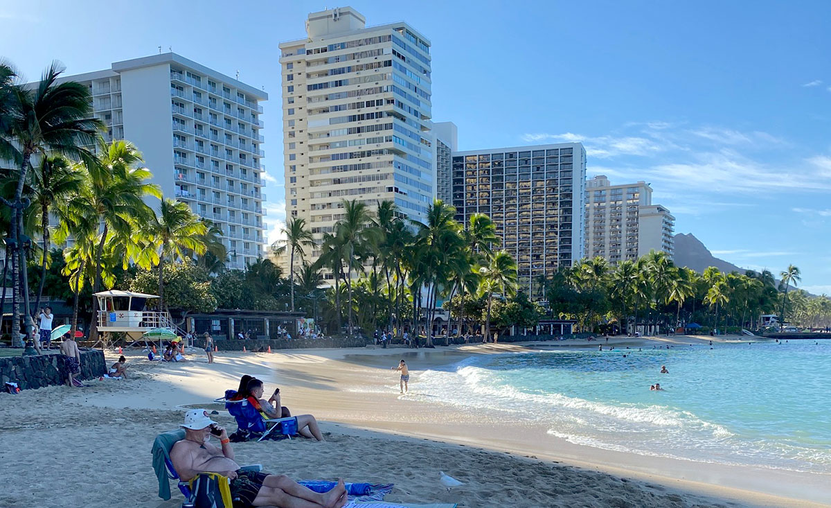 朝のワイキキビーチ