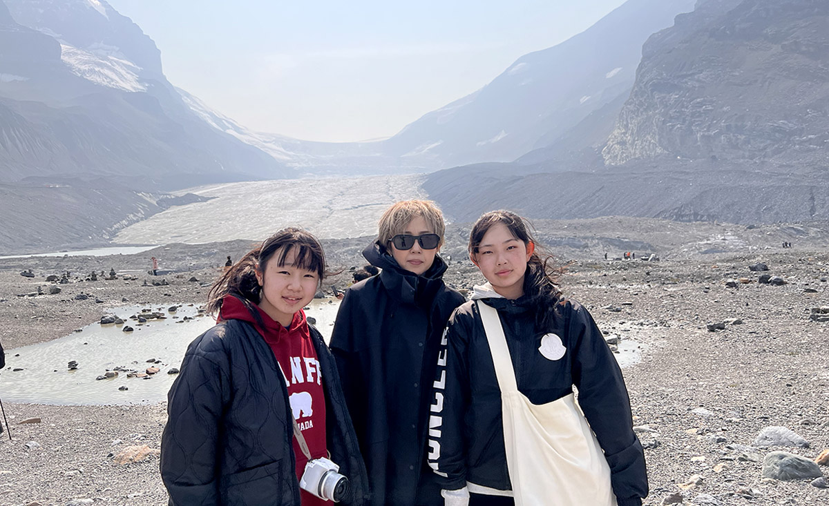 アサバスカ氷河を背景に娘たちと
