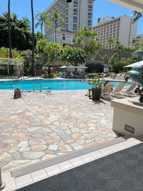 中庭の屋外プール