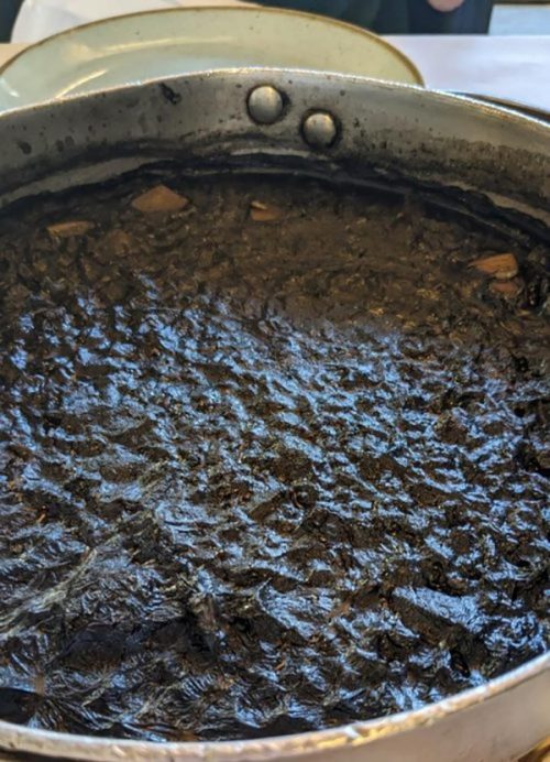 ランチはイカ墨のパエリア