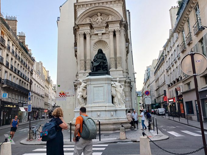 パリホテル近くの銅像：左に行くとルーブル美術館、右に行くとオペラ・ガルニエ