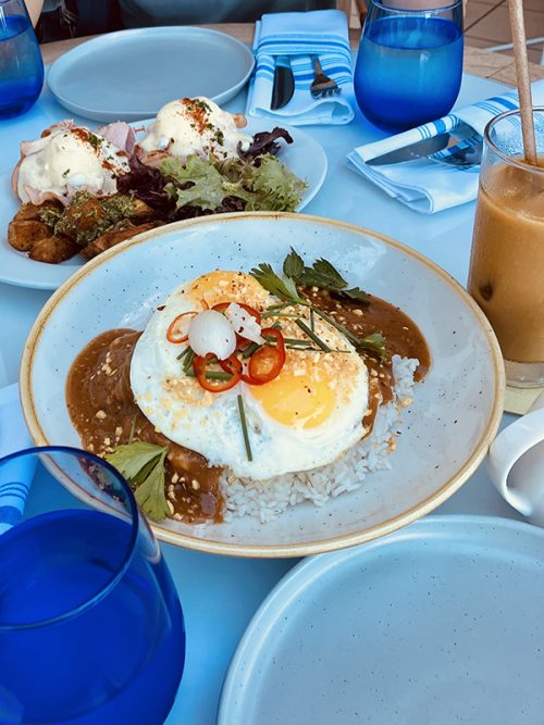 エッグベネディクトとロコモコ