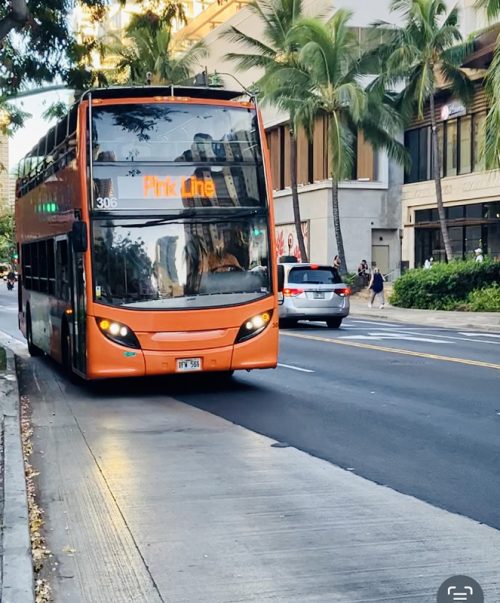 2階建てピンクトロリーでアラモアナ方面へ