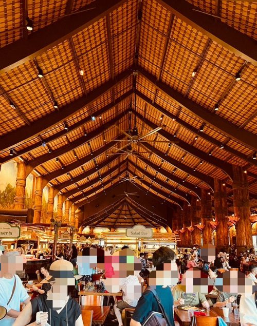 ダイニングホールでビュッフェ形式の夕食