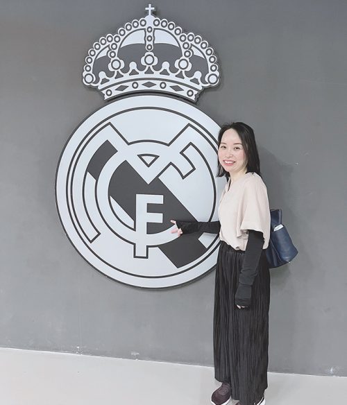 レアルのマークの前で