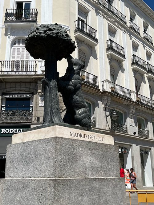 クマとイチゴノキ