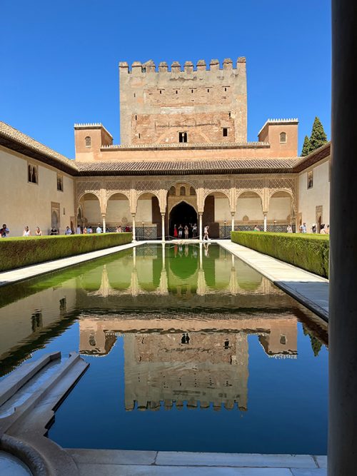 イスラム建築の壮麗なお城アルハンブラ宮殿