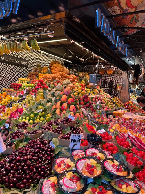 カラフルな果物屋さん