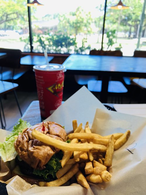 テディーズ ビガー バーガーでランチ