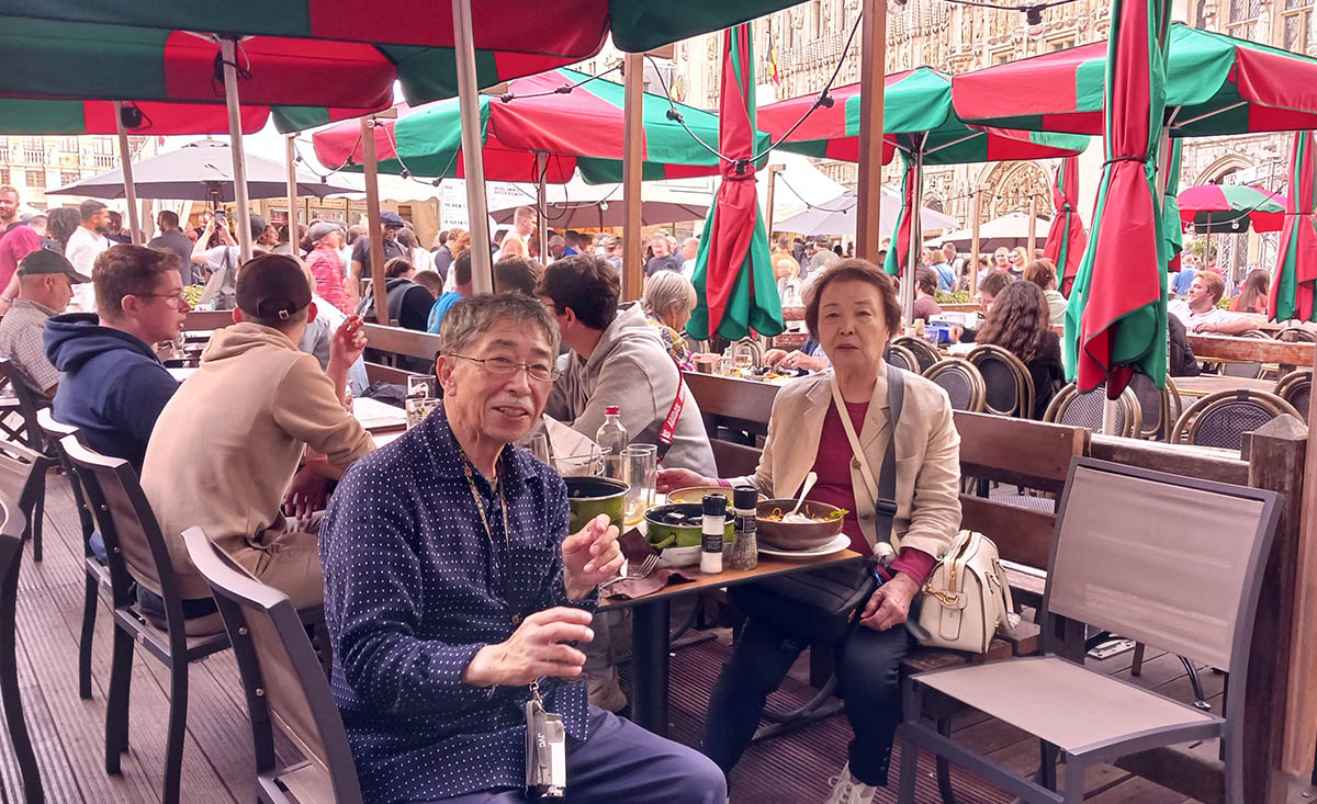 ブリュッセルの広場グラン・プラスでの夕食時