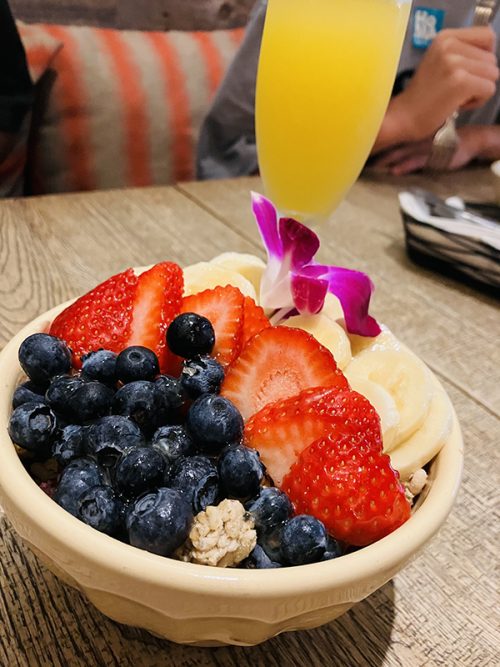 アサイーボウルとミモザ