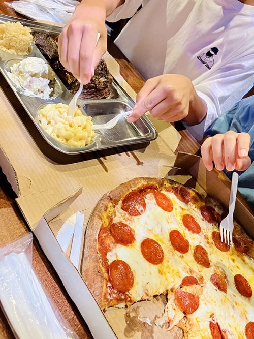 クヒオアベニュー・フードホールでの夕食