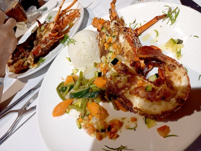 夕飯はロブスターをいただきました！