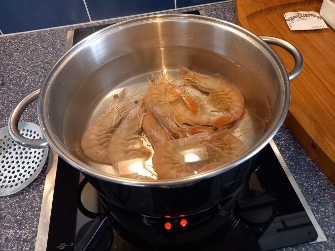 お部屋のキッチンで海老を茹でて美味しくいただきました