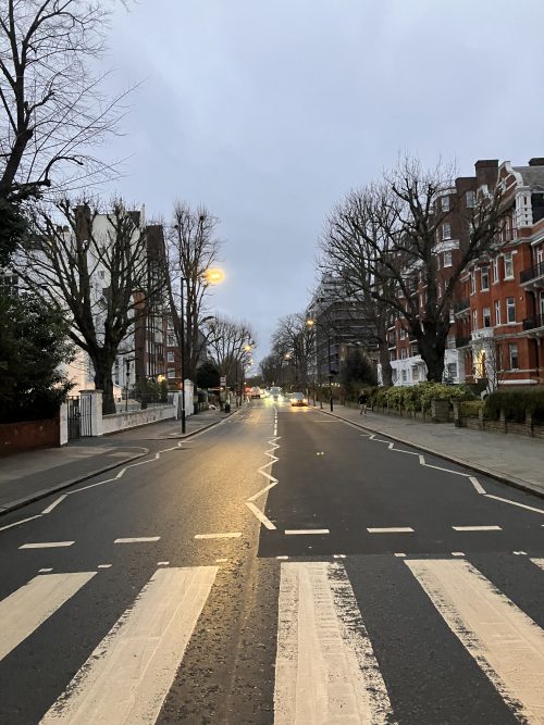 アルバムジャケットと同じ画角で撮影したアビー・ロード