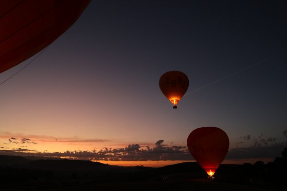 夜明け前に出発したサンライズ気球ツアー