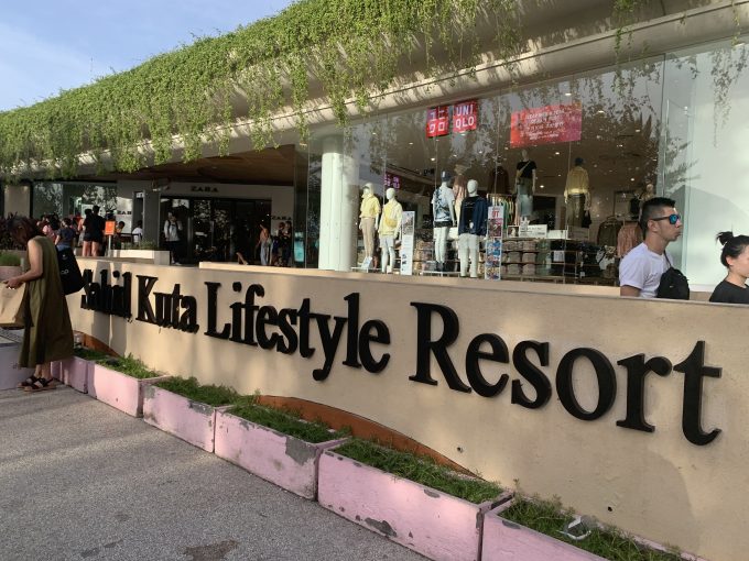 クタ地区にあるビーチウォークのショッピングセンターにはお馴染みのユニクロやZARA、牛角を発見。目の前にあるビーチでサンセットを見るのが有名らしく夕方は大渋滞でした。